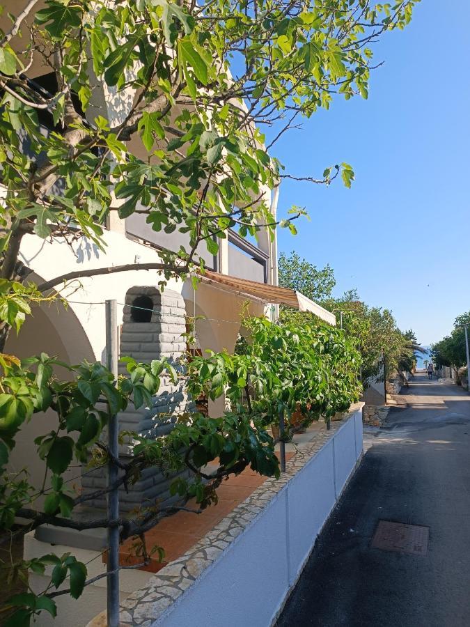 Apartments Branka- 4 Apartments In House- 1 Apartment Has Jacuzzi Vir Exterior photo