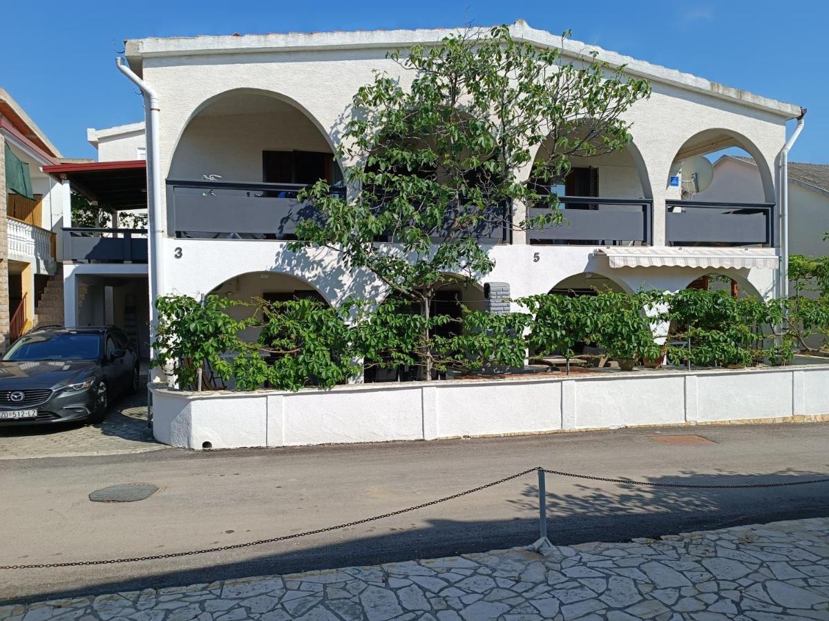 Apartments Branka- 4 Apartments In House- 1 Apartment Has Jacuzzi Vir Exterior photo