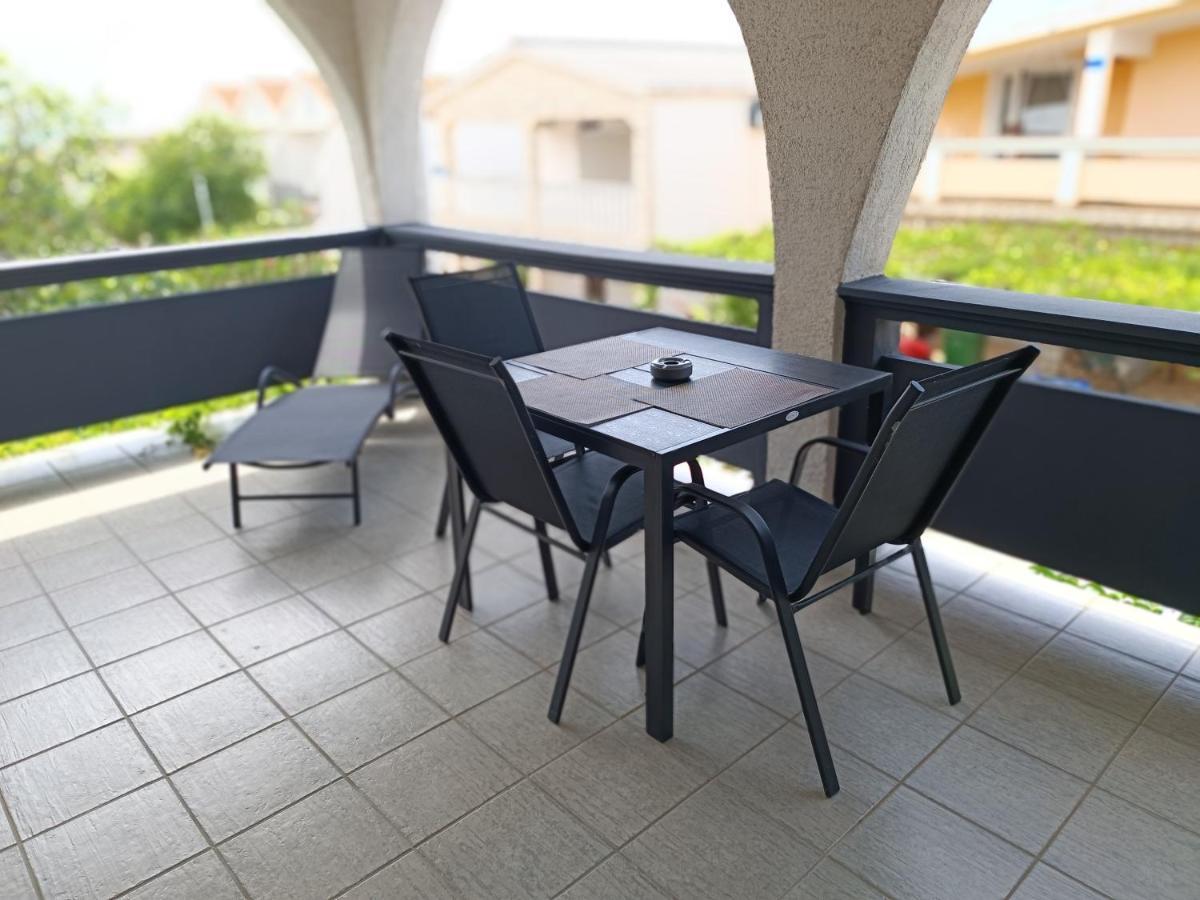 Apartments Branka- 4 Apartments In House- 1 Apartment Has Jacuzzi Vir Exterior photo