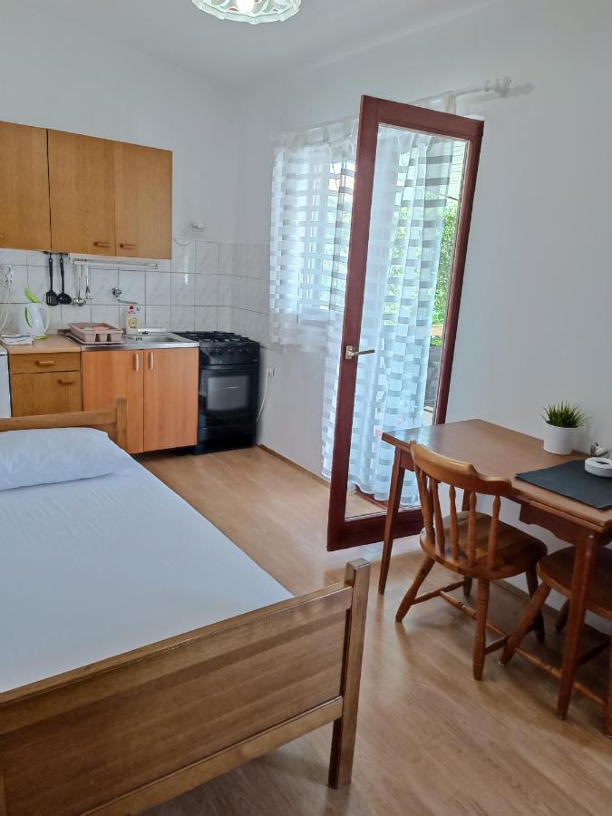 Apartments Branka- 4 Apartments In House- 1 Apartment Has Jacuzzi Vir Exterior photo
