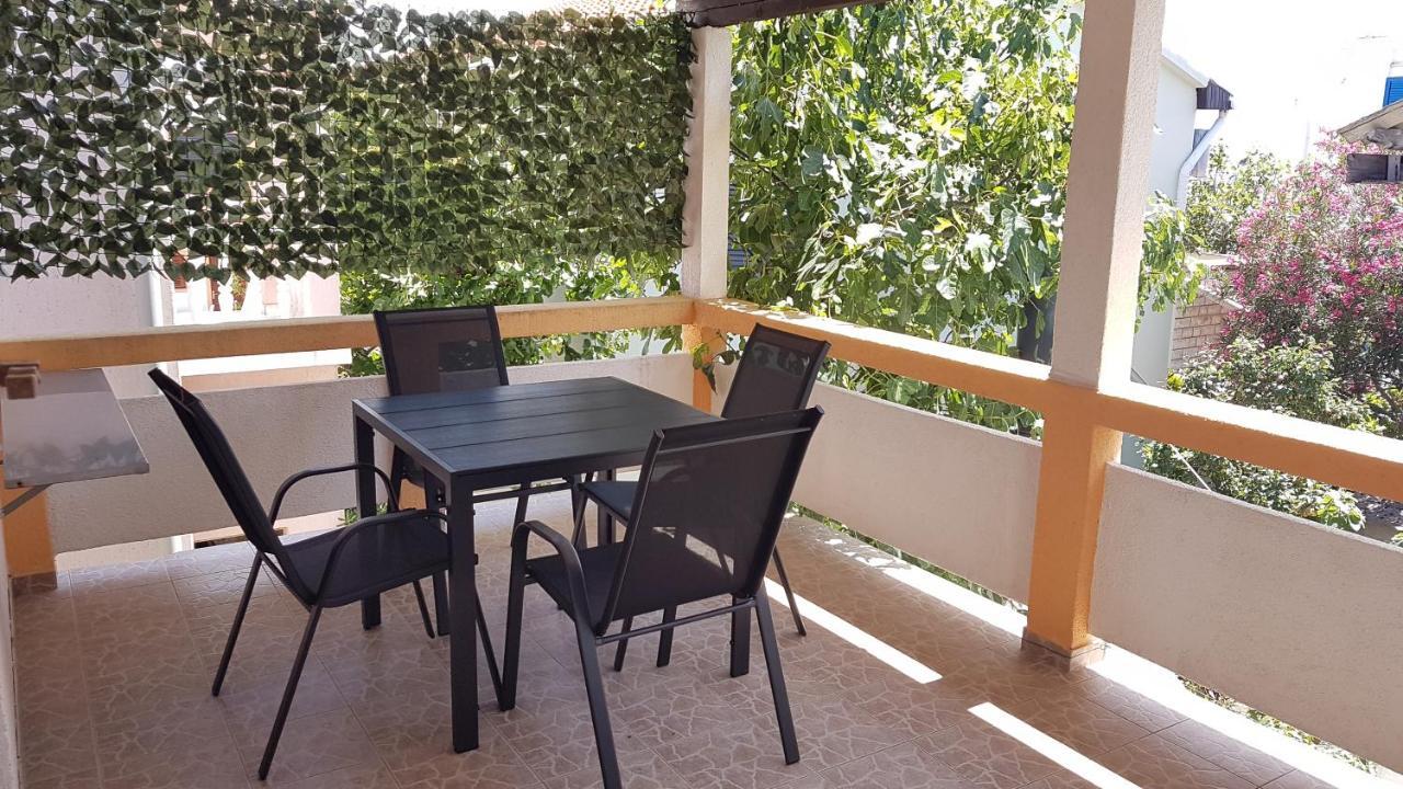 Apartments Branka- 4 Apartments In House- 1 Apartment Has Jacuzzi Vir Exterior photo