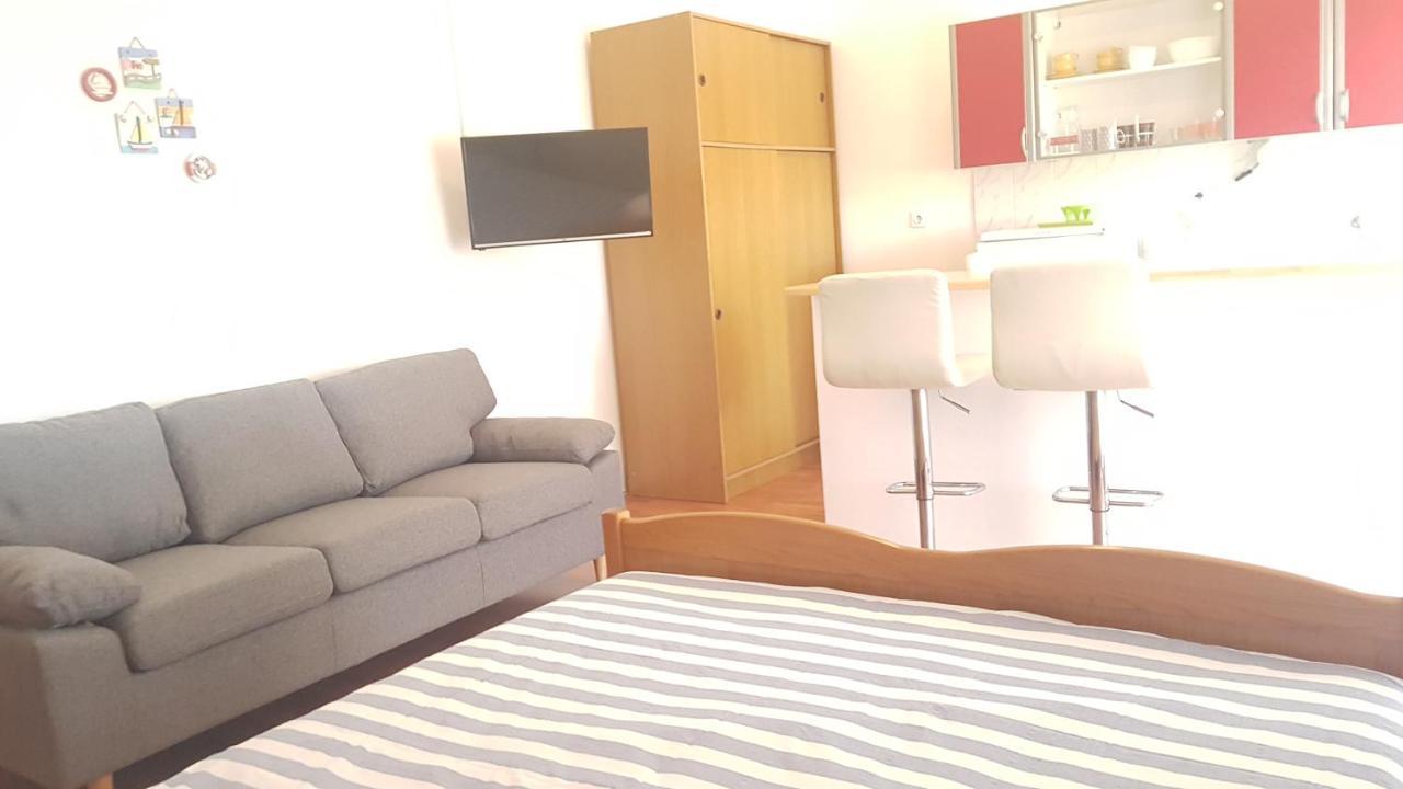 Apartments Branka- 4 Apartments In House- 1 Apartment Has Jacuzzi Vir Exterior photo