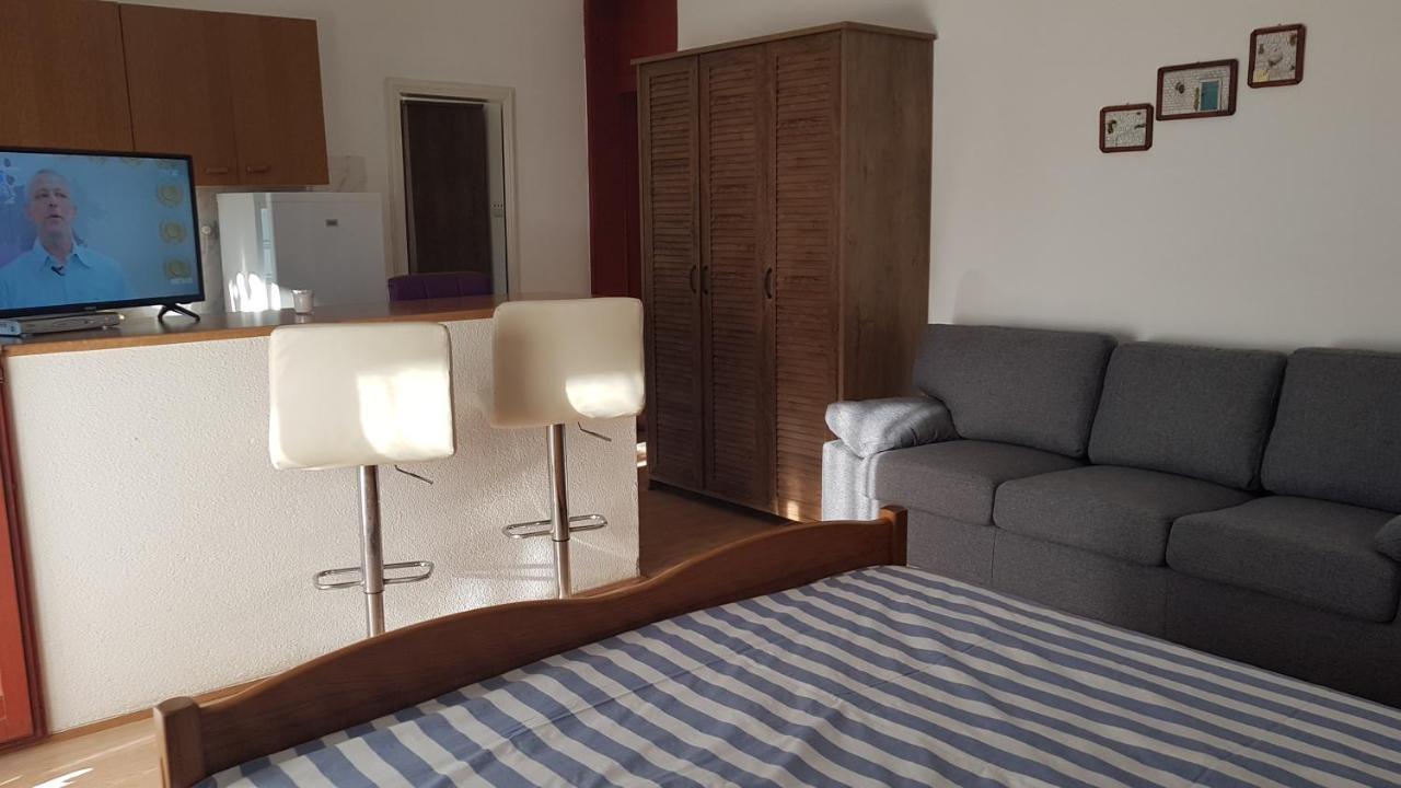 Apartments Branka- 4 Apartments In House- 1 Apartment Has Jacuzzi Vir Exterior photo